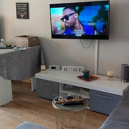 A La Apartment *