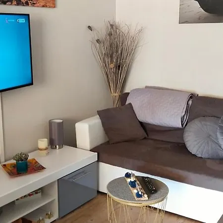 A La Apartment *